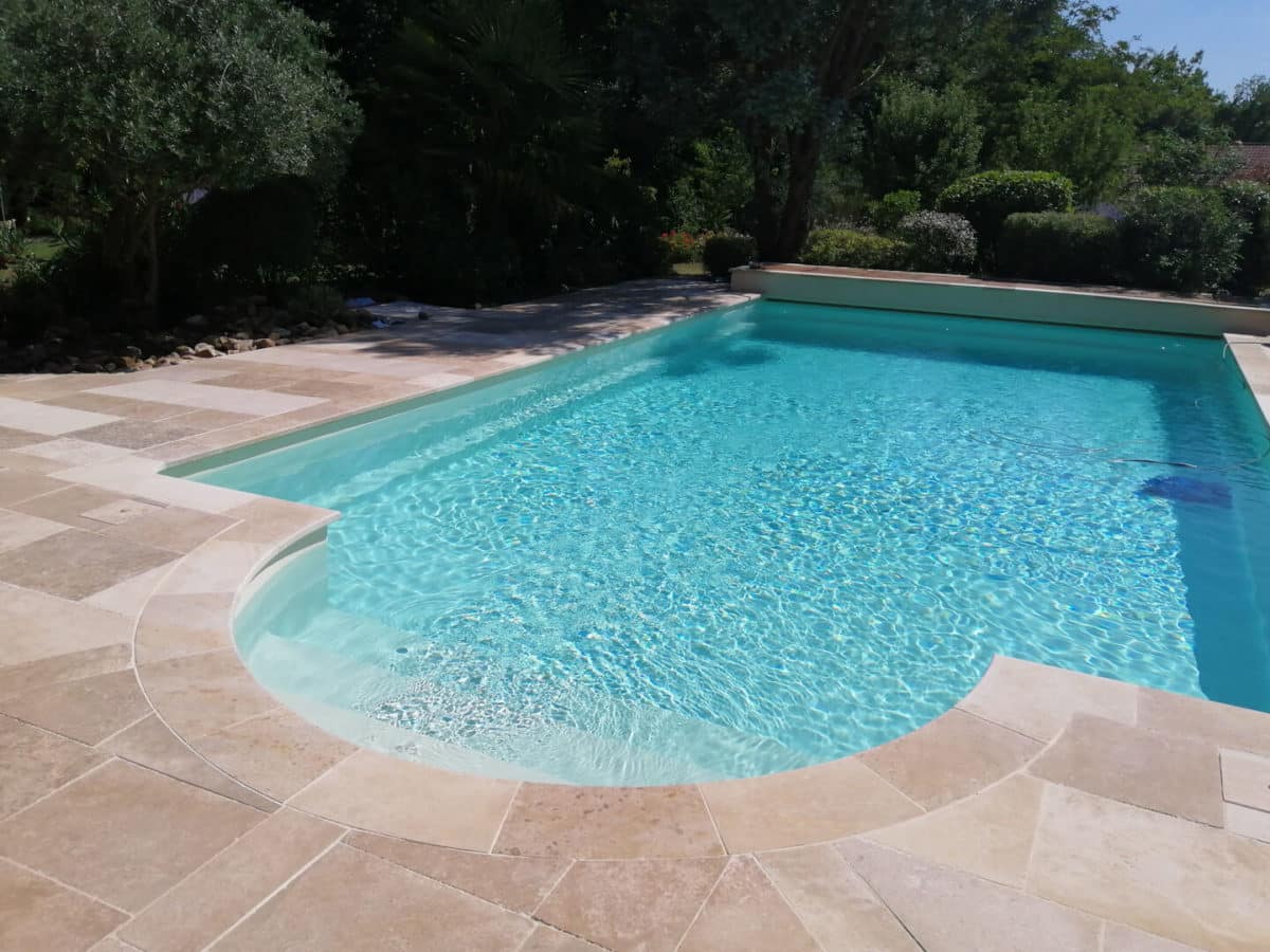 Dallage autour de piscine avec margelles, en pierre dure de Limeyrat - Dordogne, B1 B4 ocres beiges et bruns, format LL 30 40 50, finition VCT (vieillie chants taillés)