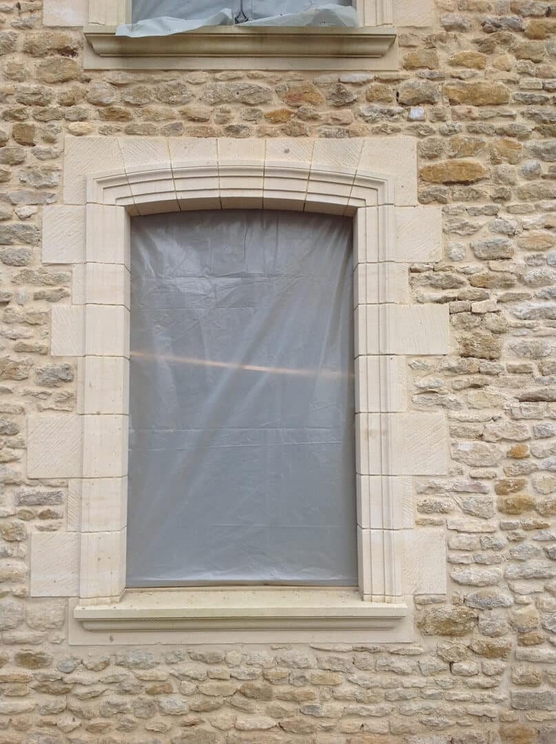 Entourage de fenêtre en pierre de Sireuil